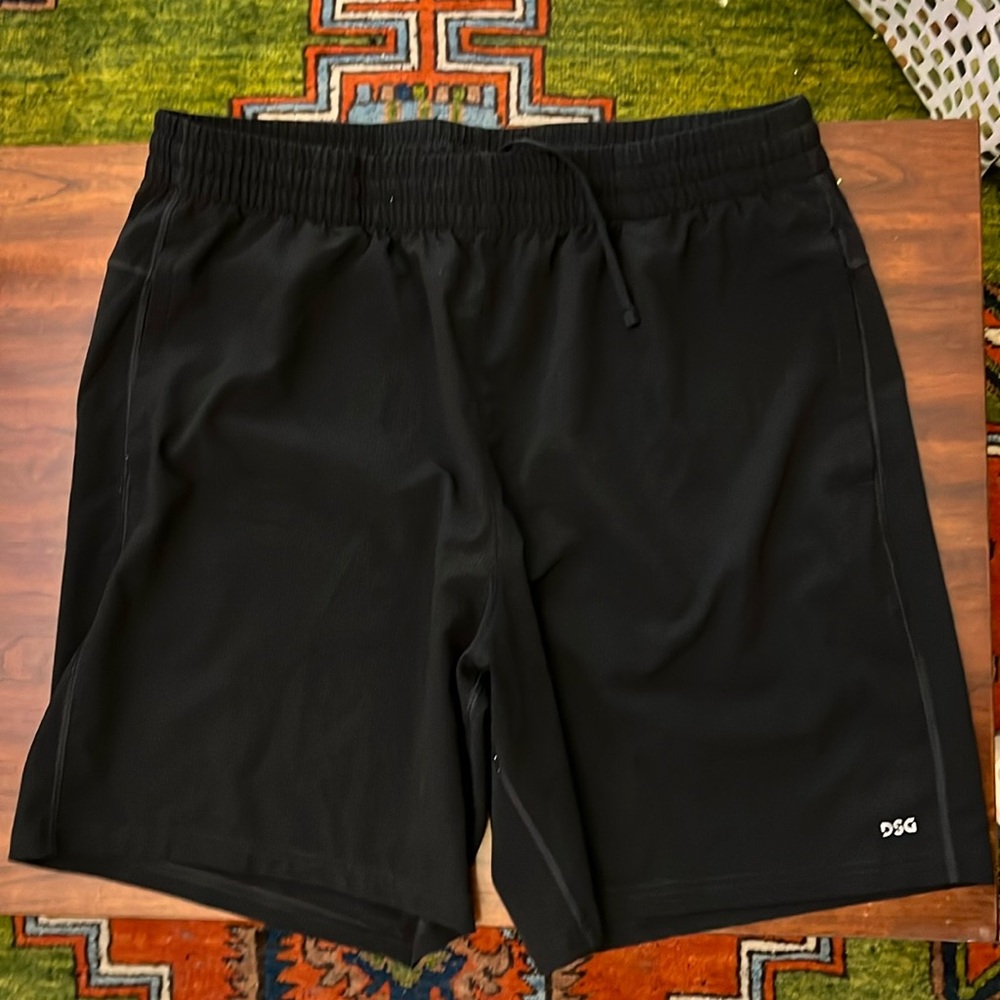 Like-new black DSG men’s athletic athleisure shorts